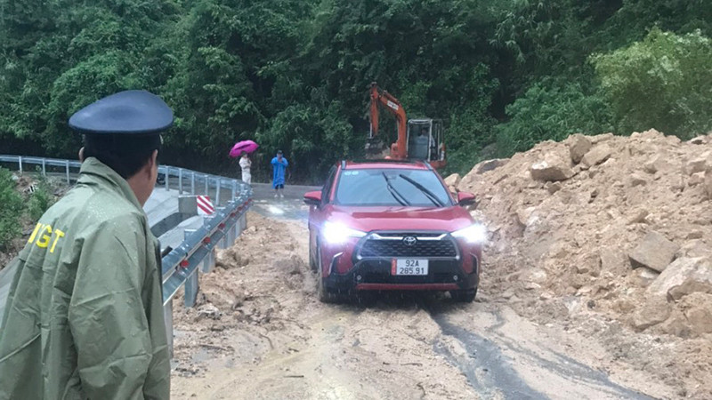 Điểm sạt lở tại khu vực Đèo Le trên tuyến ĐT611 đã thông xe bước 1.