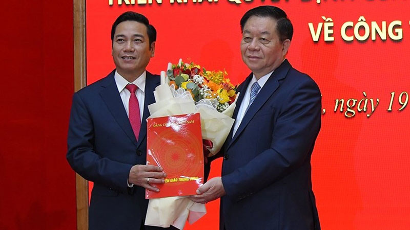 Đồng chí Nguyễn Trọng Nghĩa, Bí thư Trung ương Đảng, Trưởng Ban Tuyên giáo Trung ương trao Quyết định Tổng Biên tập Báo điện tử Đảng Cộng sản Việt Nam cho đồng chí Nguyễn Công Dũng. 