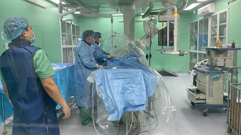 Một ê-kíp của Bệnh viện Đa khoa Trung ương Cần Thơ đang can thiệp điều trị đột quỵ cho bệnh nhân.