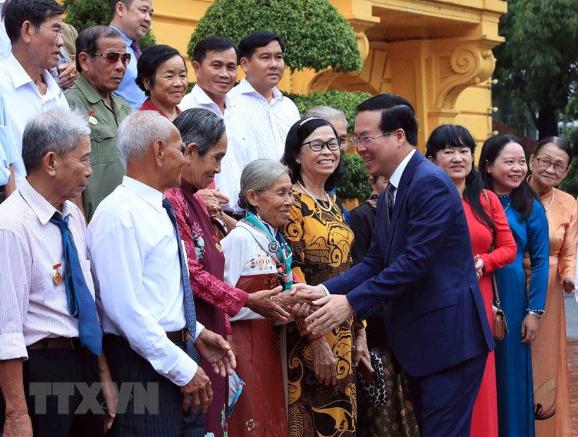 Chủ tịch nước Võ Văn Thưởng với đoàn đại biểu người có công với cách mạng của tỉnh Trà Vinh. (Ảnh: An Đăng/TTXVN)