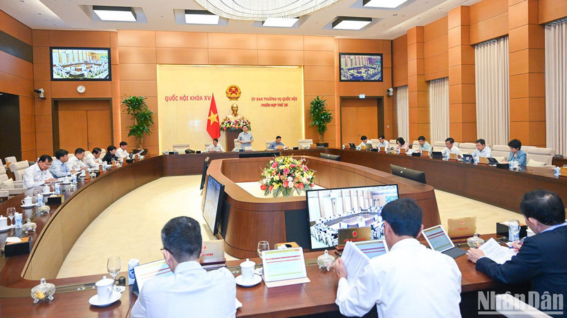 Phiên họp thứ 26 được chia thành 3 đợt với 16 nội dung được xem xét, cho ý kiến.
