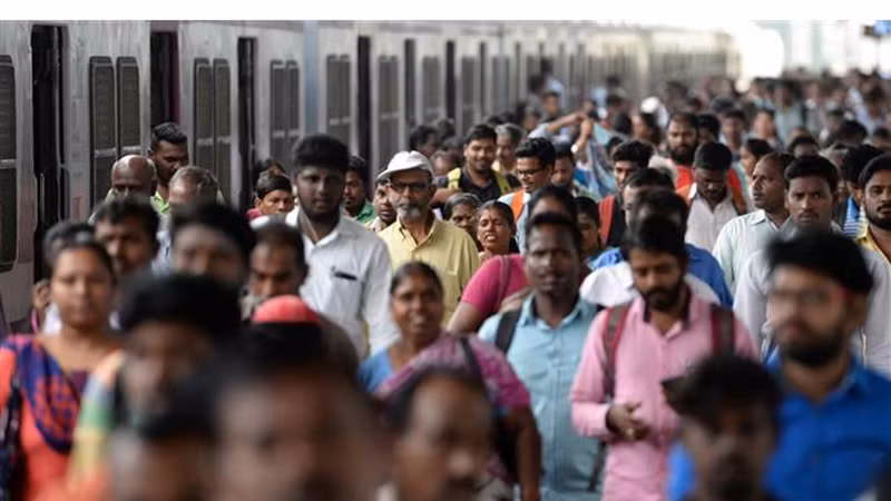 Cảnh đông đúc trong giờ cao điểm tại một nhà ga ở Chennai, Ấn Độ. (Ảnh: AFP/TTXVN)