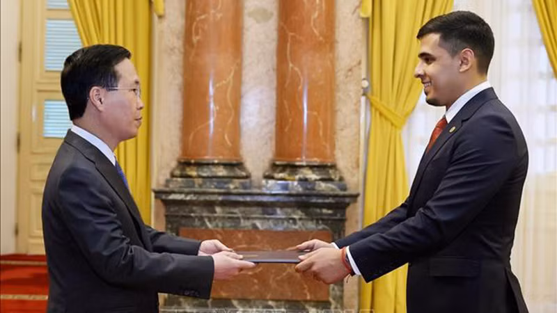 Chủ tịch nước Võ Văn Thưởng tiếp nhận Quốc thư của Đại sứ Venezuela Juan Carlos Fernandes Juarez. (Ảnh: TTXVN)