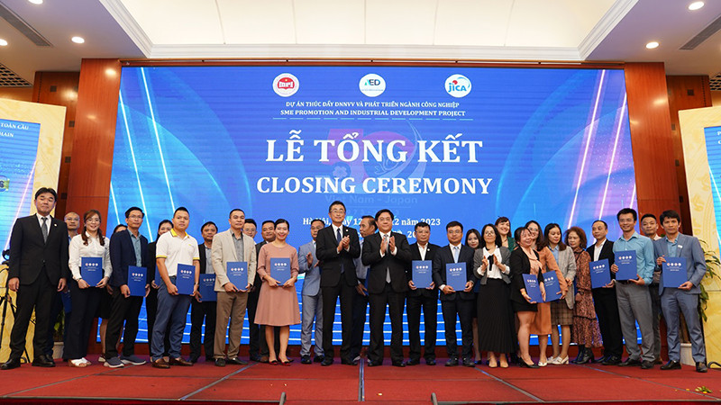 Trao chứng nhận, kỷ niệm chương cho các doanh nghiệp nhỏ và vừa Việt Nam được nhận hỗ trợ kỹ thuật của dự án.