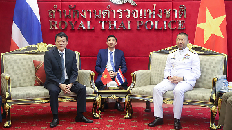 Thứ trưởng Lương Tam Quang hội đàm với Phó Tổng Tư lệnh Cảnh sát Hoàng gia Thái Lan Surachate Hakparn. 