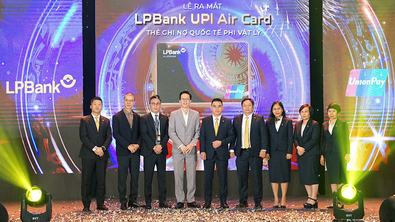 Đại diện Ban Lãnh đạo Union Pay và LPBank chụp ảnh lưu niệm.