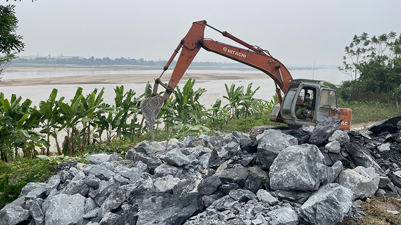 Đơn vị thi công đang khẩn trương xử lý tình trạng sạt lở kè Hợp Hải thuộc xã Phùng Nguyên, huyện Lâm Thao.
