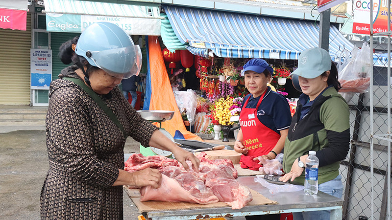 Người dân mua thịt heo tại điểm bán bình ổn giá.