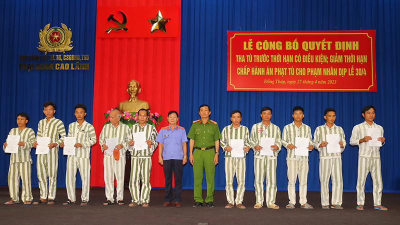 Đại diện lãnh đạo Viện Kiểm sát nhân dân tỉnh Đồng Tháp và Trại giam Cao Lãnh trao quyết định tha tù cho các phạm nhân.