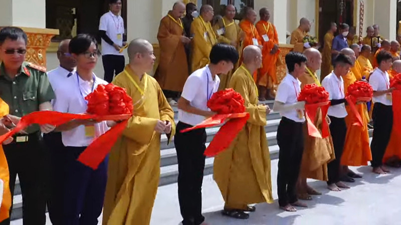 Nghi thức cắt băng khánh thành Trai đường.
