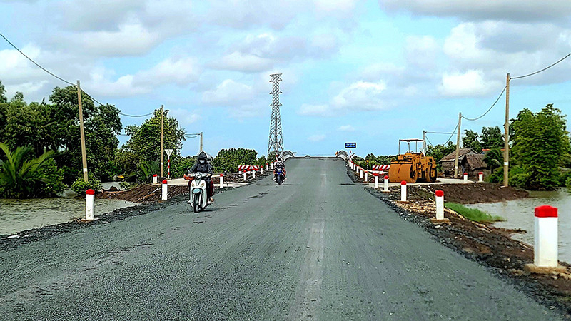 Nhờ thực hiện tốt công tác giải phóng mặt bằng mà hiện tại, tuyến đường đông-tây Cà Mau cơ bản hoàn thành phần mặt đường, chờ thông xe.