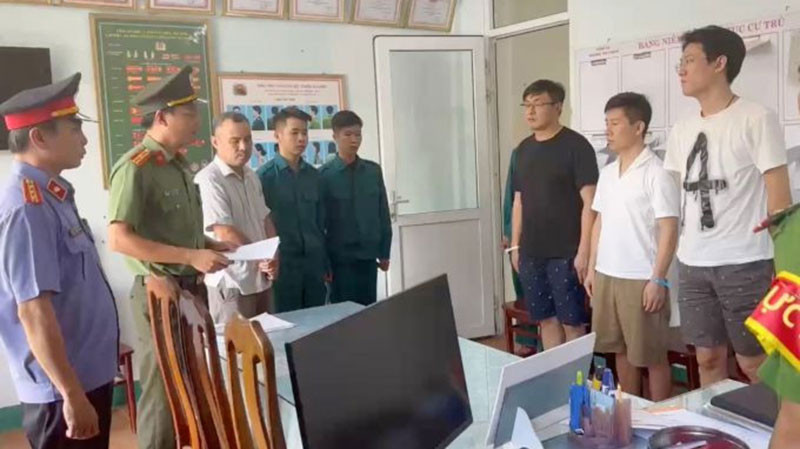 Công an tống đạt các quyết định khởi tố bị can, bắt tạm giam các đối tượng.