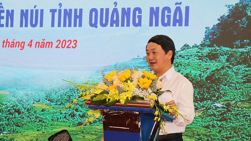 Bộ Trưởng, Chủ nhiệm Ủy ban Dân tộc Hầu A Lềnh phát biểu tại hội nghị.