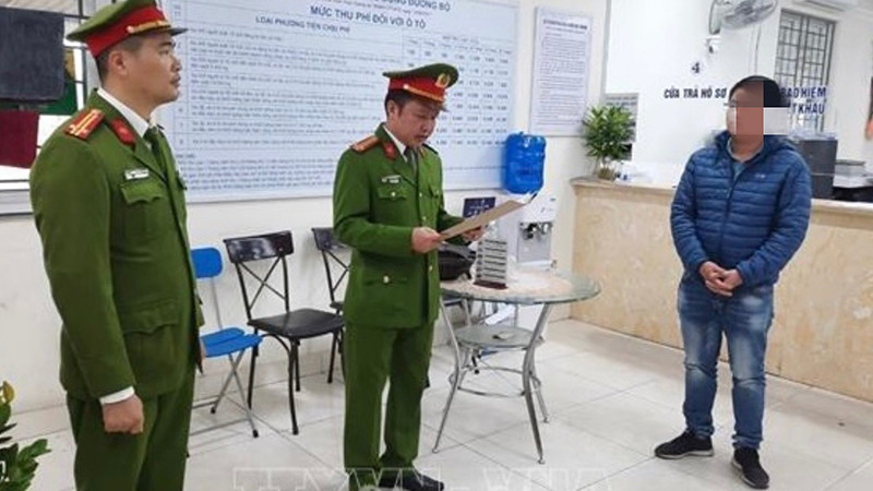 Công an tỉnh Hải Dương đọc lệnh khám xét Trung tâm đăng kiểm xe cơ giới 34-05D.