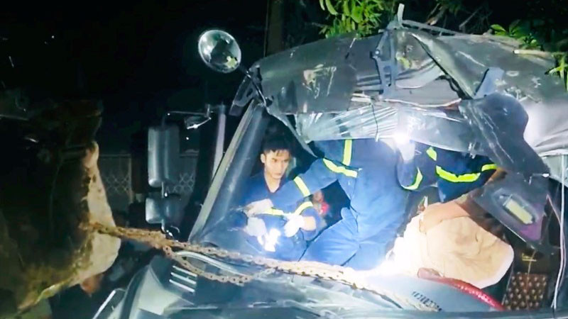 Lực lượng chức năng nỗ lực giải cứu tài xế kẹt trong cabin xe tải.