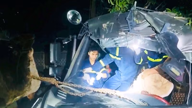 Lực lượng chức năng nỗ lực giải cứu tài xế kẹt trong cabin xe tải.