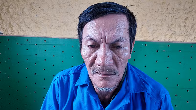 Đối tượng Lê Văn Nhầy tại cơ quan điều tra. (Ảnh: PHƯỚC THANH)