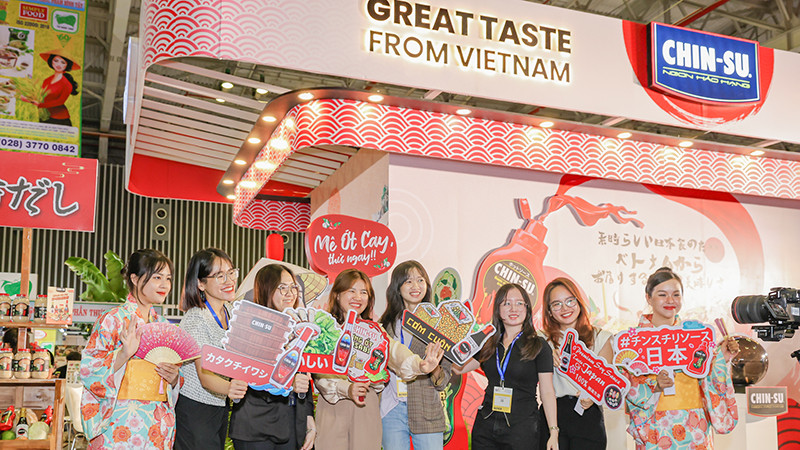 Khách tham quan Expo 2023 hào hứng tham quan gian hàng.