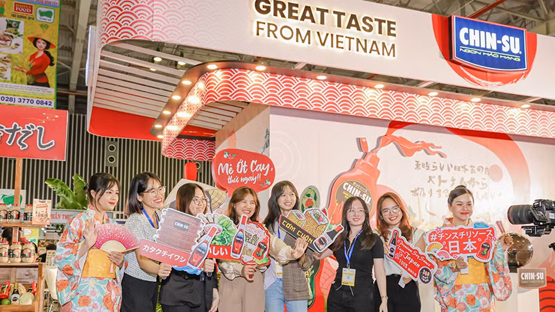 Khách tham quan Expo 2023 hào hứng tham quan gian hàng.