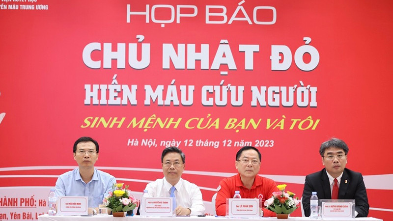 Đại diện các đơn vị tổ chức tham gia buổi họp báo chiều 12/12.