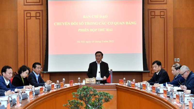 Đồng chí Trần Cẩm Tú, Ủy viên Bộ Chính trị, Thường trực Ban Bí thư chủ trì Phiên họp thứ hai của Ban Chỉ đạo chuyển đổi số trong các cơ quan đảng. (Ảnh ĐĂNG KHOA)