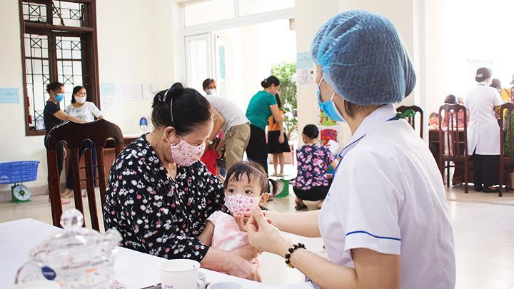 Điểm uống vitamin A của phường Dịch Vọng Hậu, Cầu Giấy, Hà Nội. Ảnh: THOA CHU