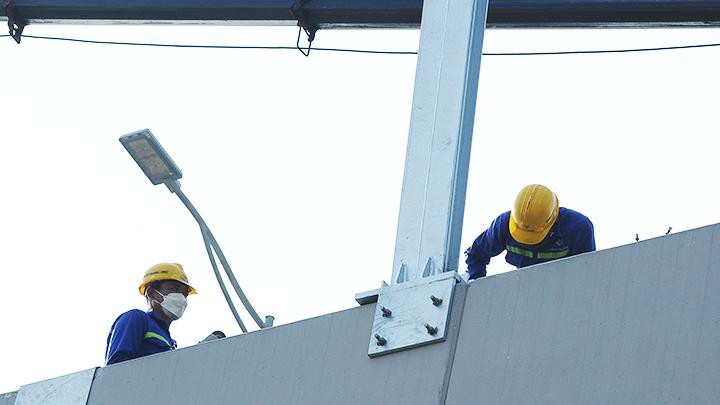 Lắp đặt các công đoạn cuối của dự án đường vành đai 3 trên cao. Ảnh: HẢI NAM