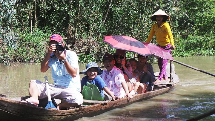 Khách du lịch hứng thú trên sông Năm Châu.