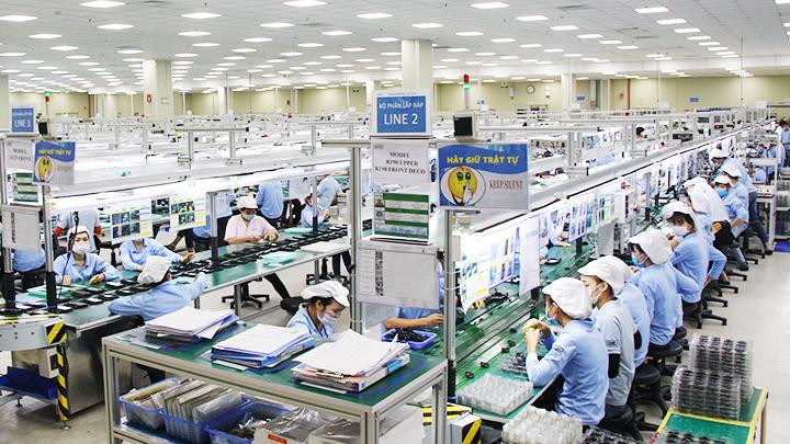 Tăng cường tạo việc làm, chăm lo đời sống sẽ giúp người lao động yên tâm tham gia bảo hiểm xã hội. Ảnh: KIM HIẾU