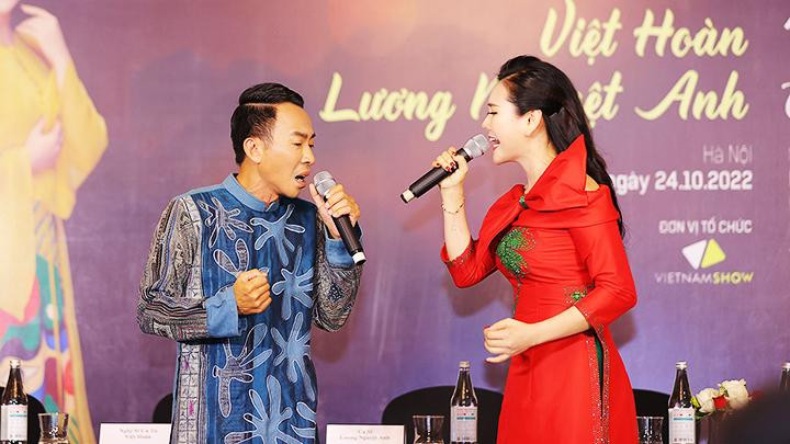 NSƯT Việt Hoàn song ca cùng ca sĩ Lương Nguyệt Anh. Ảnh: CHIẾN NGUYỄN