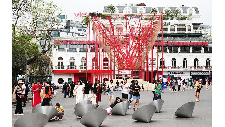 Lễ hội Thiết kế Sáng tạo Hà Nội 2022 được người dân Thủ đô nhiệt tình hưởng ứng. Ảnh: KHIẾU MINH