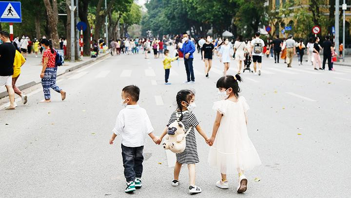Phố đi bộ quanh hồ Hoàn Kiếm thu hút du khách trong và ngoài nước dịp cuối tuần. Ảnh: KHIẾU MINH