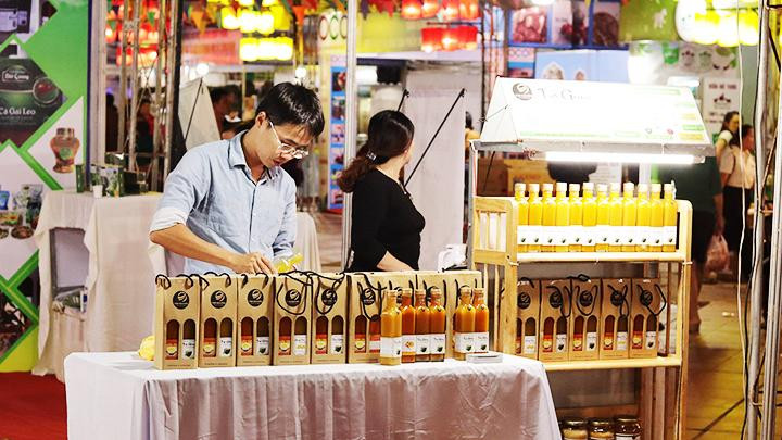 Sản phẩm trà gừng cha con của ông Lên, chị Nguyệt tham gia nhiều hội chợ thương mại.