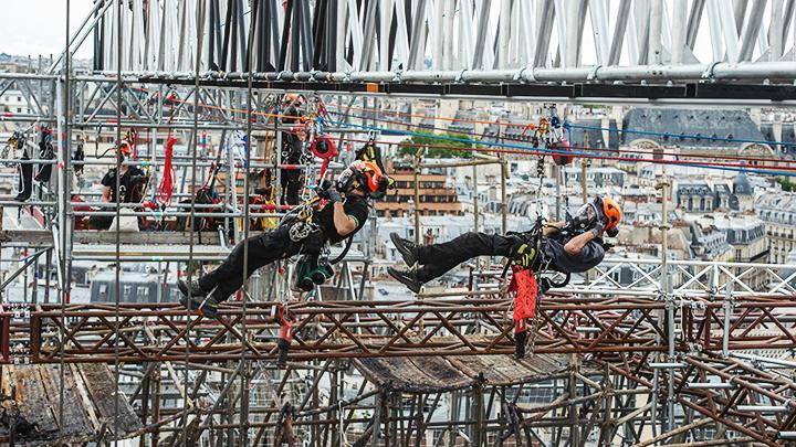 Công việc tháo dỡ giàn giáo chung quanh nhà thờ mất nhiều thời gian. Ảnh: AFP