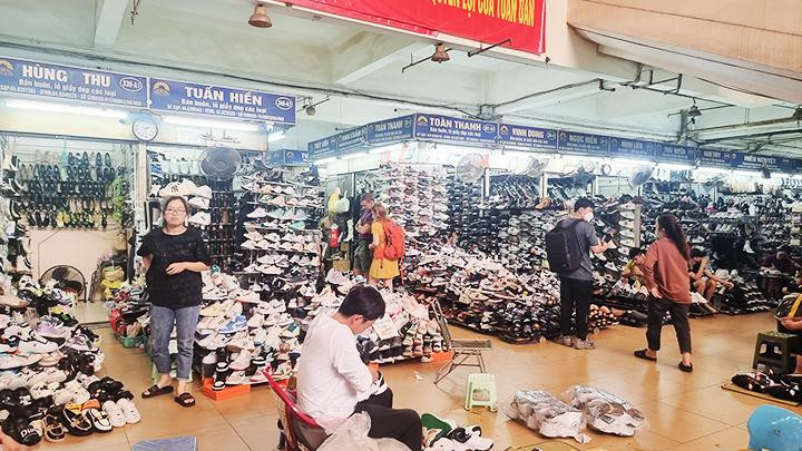 Giày, dép nhái thương hiệu bày bán công khai tại chợ Đồng Xuân (Hà Nội).