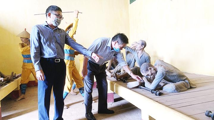 Du khách tham quan Di tích quốc gia đặc biệt nhà đày Buôn Ma Thuột. 