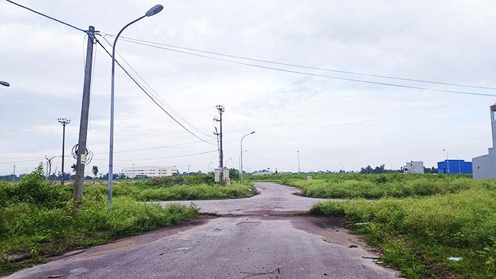 Sự chồng chéo giữa các văn bản luật hiện nay đang gây khó khăn trong việc giải quyết tranh chấp, đền bù, giải phóng mặt bằng ở nhiều nơi.