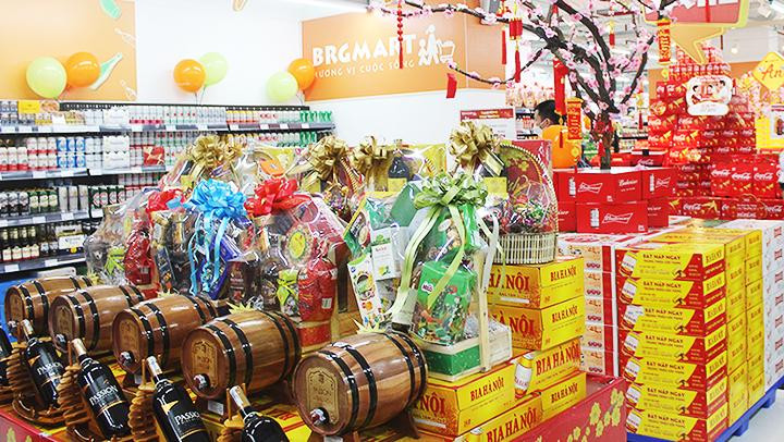 Nhiều mặt hàng giảm giá bày bán tại siêu thị.