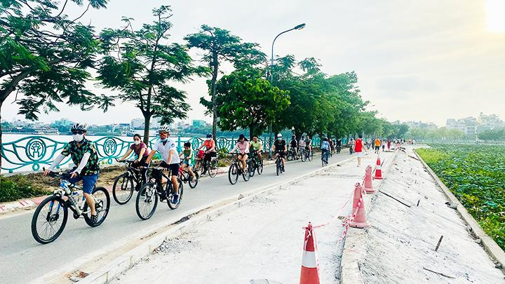 Những năm gần đây, đi xe đạp được nhiều người ưa thích do tính tiện lợi và thân thiện môi trường.