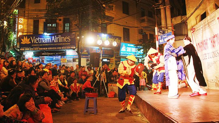 Các sân khấu nghệ thuật truyền thống luôn sáng đèn phục vụ du khách mỗi tối cuối tuần. Ảnh: LÊ MINH