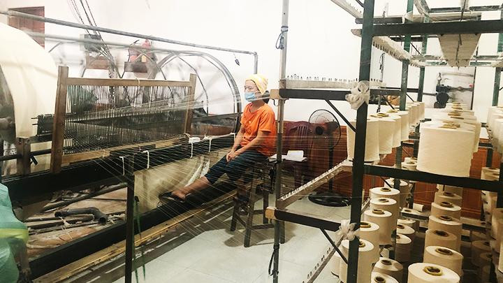 Quy trình làm trục sợi trước khi dệt khăn ở một hộ gia đình trong làng Phùng Xá.