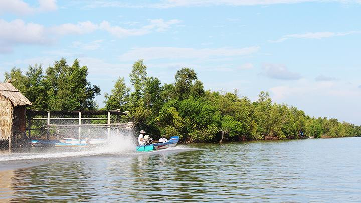 Sông Cồn Tròn là tuyến giao thông đi vào ruộng, rẫy.