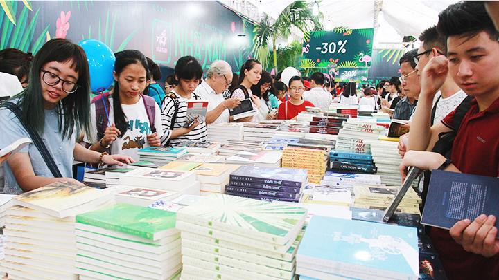 Cùng với việc lan tỏa tác phẩm văn học, cần tăng cường tuyên truyền về vấn đề tác quyền. Ảnh: LÊ MINH