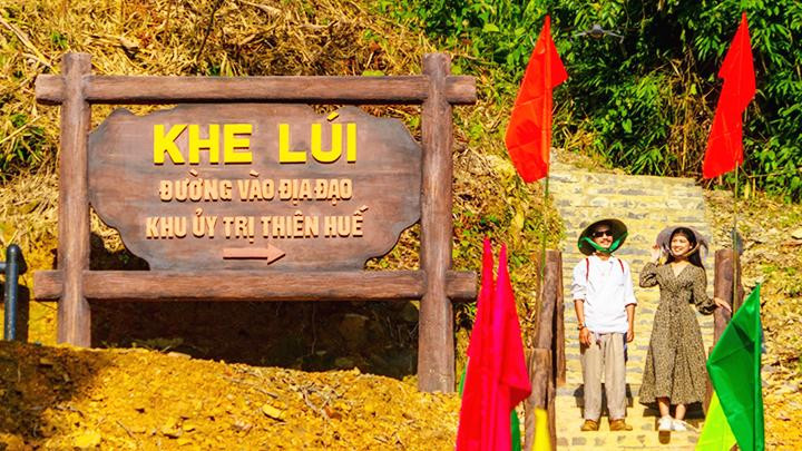 Thăm địa đạo Khu ủy