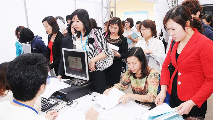 Kê khai và đăng ký tại Cục Thuế Hà Nội. Ảnh: NAM ANH