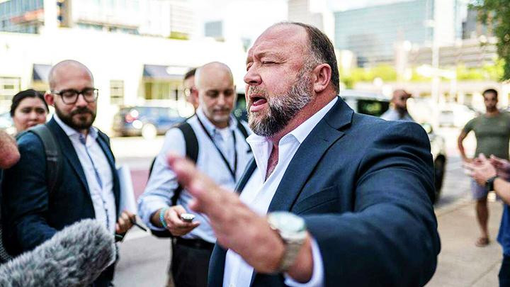 Alex Jones trả lời báo giới bên ngoài phiên tòa xét xử ông này hồi tháng 8 vừa qua. Ảnh: NEWS TIMES
