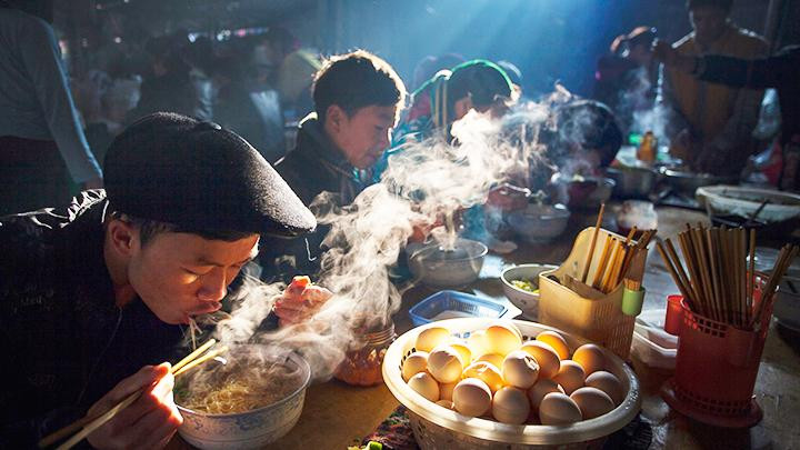 “Bữa ăn sáng ở chợ phiên” của tác giả Nguyễn Hữu Thông đoạt Giải đặc biệt tại cuộc thi thường niên của Tạp chí Mỹ Smithsonian năm 2018.