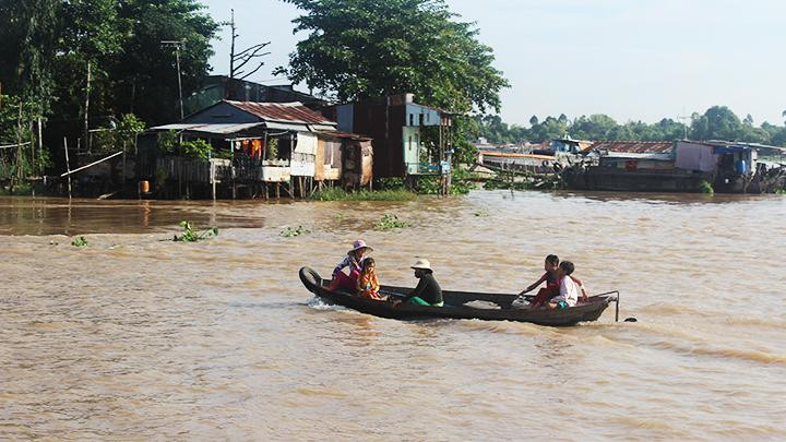 Đò chợ đi chợ Cái Sao (TP Long Xuyên) đầu nguồn dòng sông.