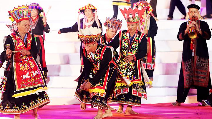 Trình diễn nghi lễ Tết nhảy.