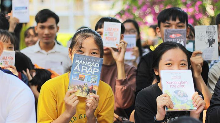 Học sinh Trường THPT Mang Thít - Vĩnh Long nhận quà sách. Ảnh: QUỐC HƯNG